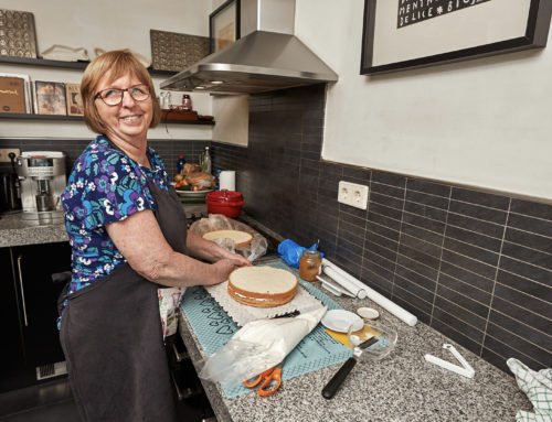 OMA TAARTJE (WGDGO) BAKT VOOR JARIGE KINDEREN WAARVAN DE OUDERS GEEN GELD HEBBEN OM IETS TE KOPEN